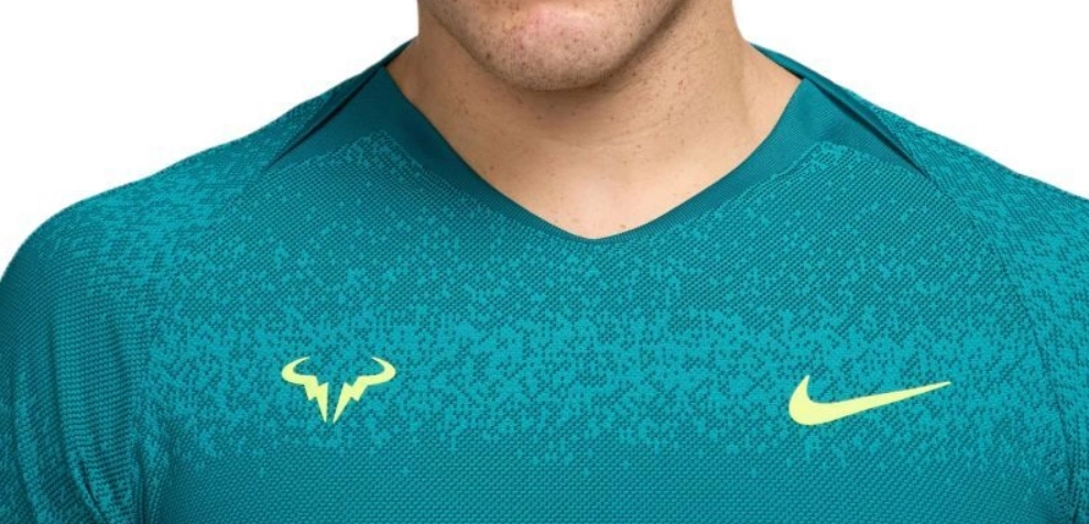 Эмблема и логотип бренда Nike на футболке Rafa T-Shirt M (Turquoise) на сайте ten-nis.ru Футболка Nike Rafa T-Shirt M (Turquoise) с логотипом и эмблемой